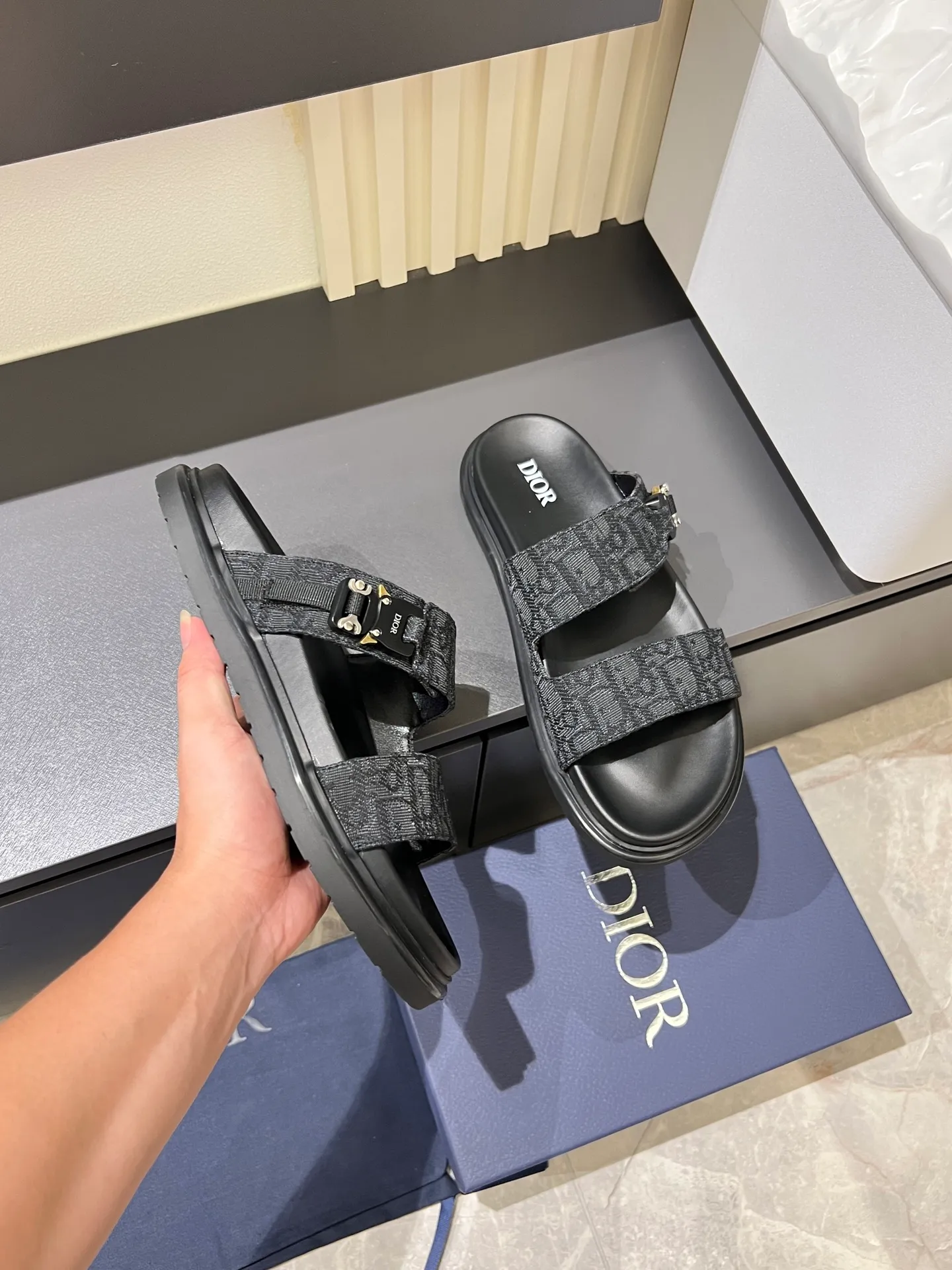 Men's Men's Shoes 💰p320 Dio* Men's Sandals Slippers. Showcasing Dior haute couture design. The Dior gray suede strap is accented with an aluminum Dior buckle for added style. Paired with a comfortable tonal notch sole, they pair easily with shorts or jeans for a sophisticated look. Main body: suede cow leather, technical fabric lining: cow leather, with adjustable straps, aluminum Dior buckle, Dior gray EVA insole, tonal notched rubber outsole splicing structure, size: 38-44 (customized at 45.46)